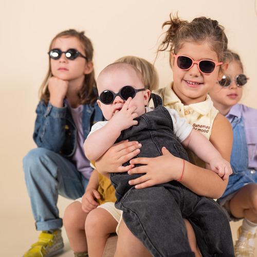 bambini e neonati con occhialini